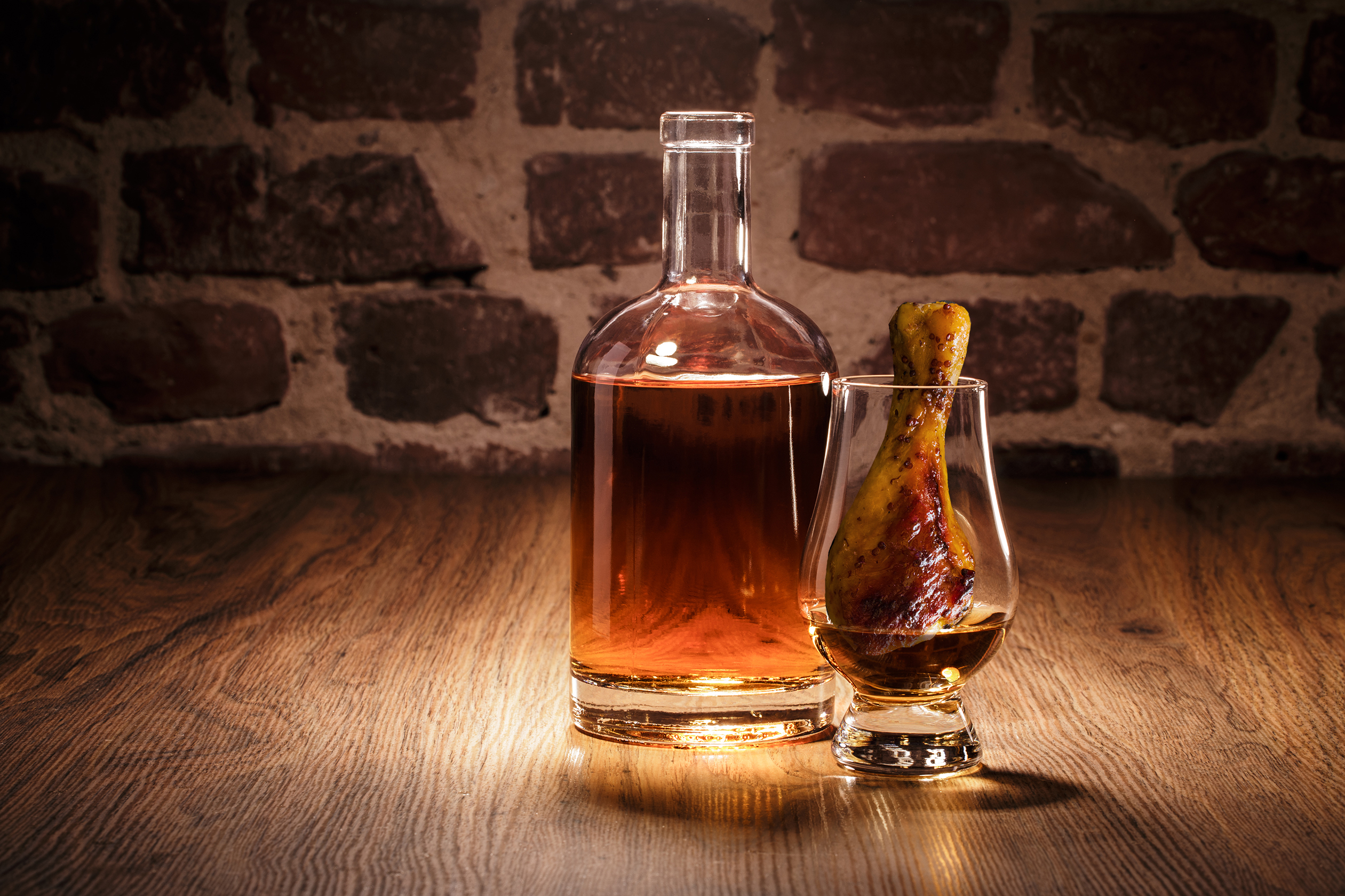 Whiskey Flasche und Nosing Glas